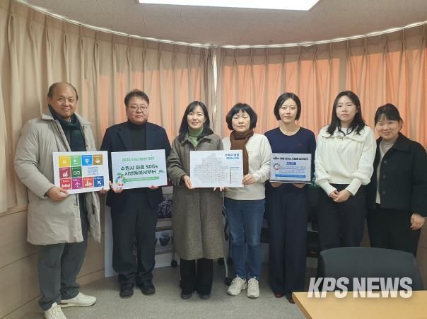 지난 18일 조원2동 행정복지센터에서 열린 실무협의회 참석자들이 기념 사진을 촬영하고 있다.