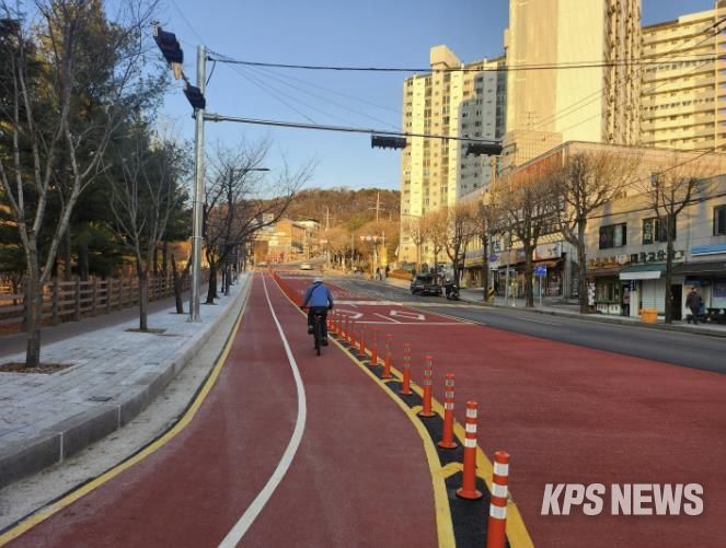 자전거 도로가 조성되고, 2차로로 확장된 광교산로