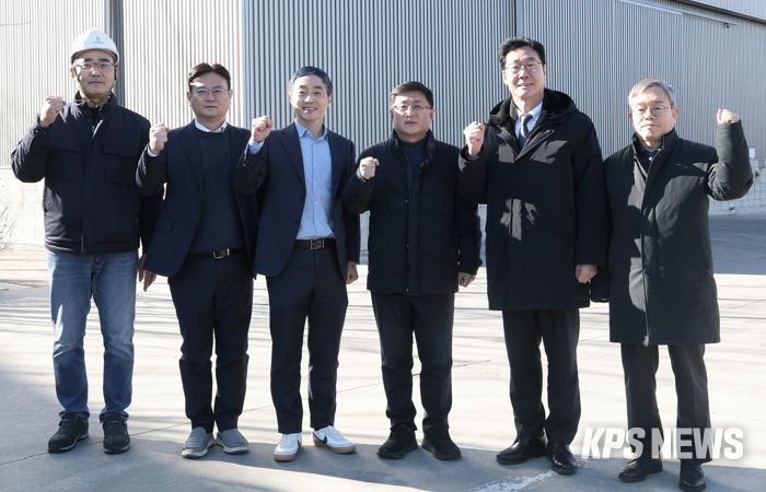 정명근 화성특례시장이 김성환 환경부장관 등 참석자들과 기념촬영을 하고 있다