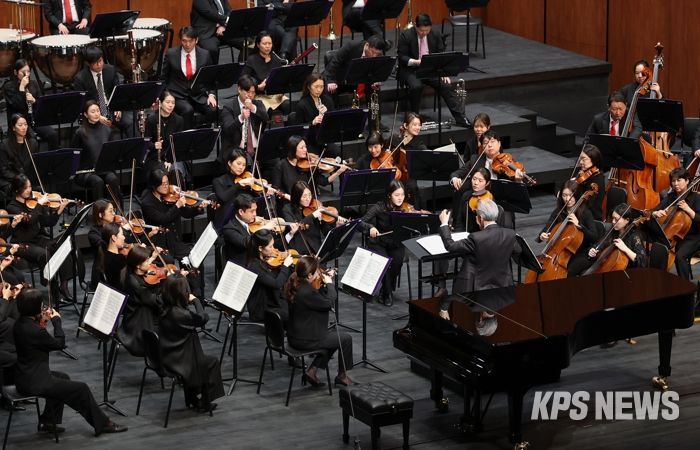 금난새 지휘자가 성남시립교향악단을 지휘하고 있다.