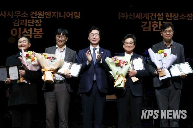 정명근 화성특례시장이 화성예술의 전당 개관기념 제야 콘서트에서 유공자들에게 특별 공로패 및 감사패를 전라하고 기념촬영을 하고 있다.