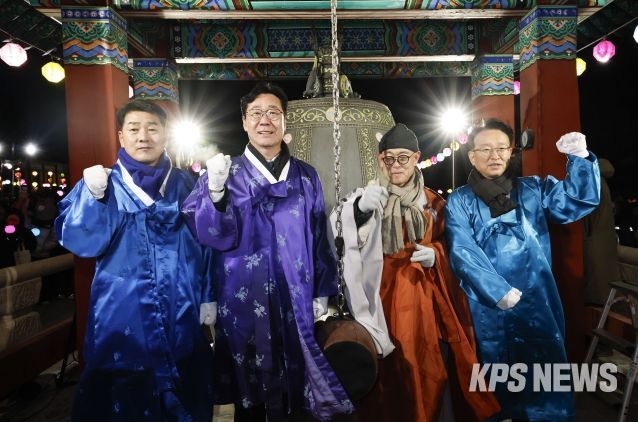 정명근 화성특례시장이 성효스님(용주사 주지), 배정수 화성특례시의회의장, 권칠승 국회의원과 함께 기념촬영을 하고 있다.