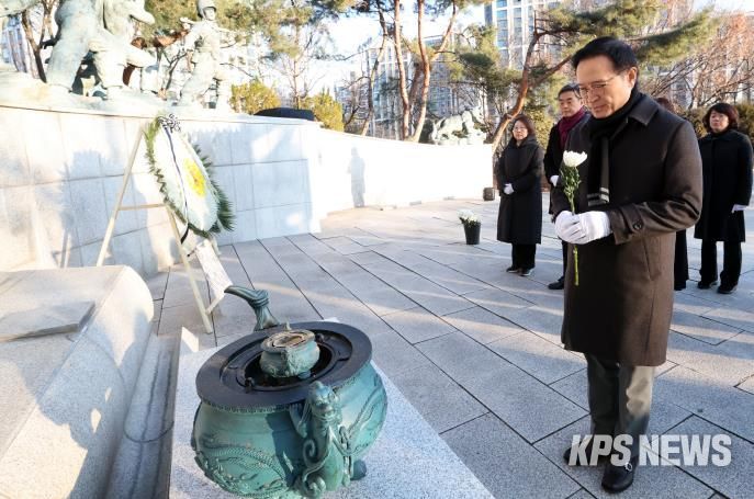임태희 교육감 현충탑 참배 현장 사진