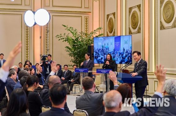 이재명 대통령이 지난해 12월 3일 청와대 영빈관에서 열린 '새롭게 선 민주주의, 그 1년' 외신 기자회견에서 취재진의 질문을 받고 있다. (대통령실 제공)