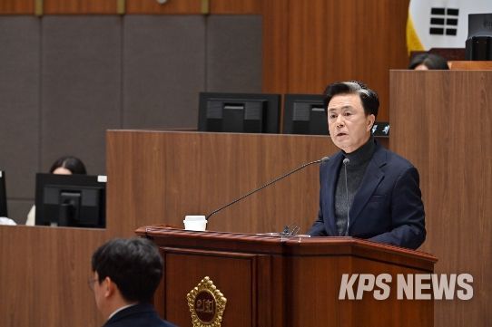 본회의 참석한 김태흠 충남도지사