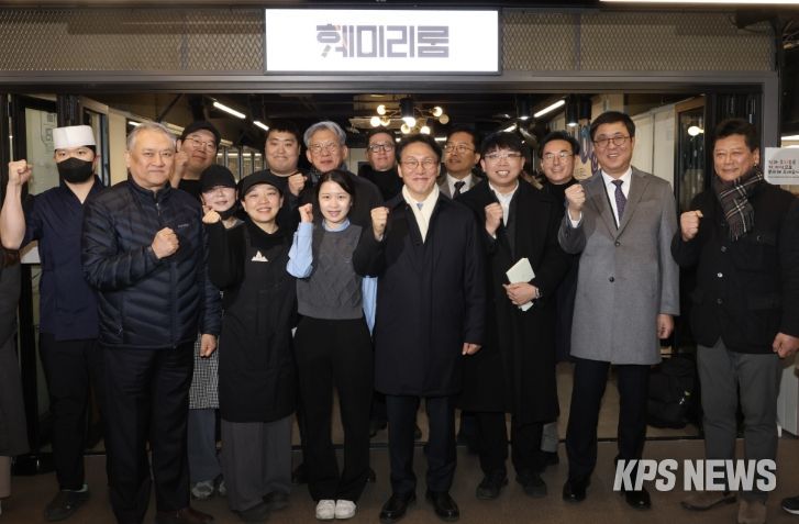 김민석 국무총리가 21일 동대문구 경동시장을 방문, 시장을 둘러보고 상인들과의 간담회를 주재하고 있다.