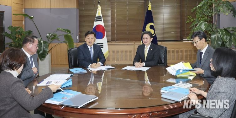 4일 정부서울청사 금융위원회에서 김관영 전북특별자치도지사가 이억원 금융위원회 위원장과 면담하고 전북 금융중심지 지정을 공식 요청하고 있다.