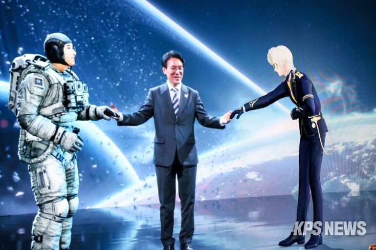 김민석 국무총리가 4일 문화콘텐츠 현장 방문의 일환으로 경기도 성남시 분당구 네이버 1784를 방문, 시설을 둘러보고 현장 간담회를 주재하고 있다.