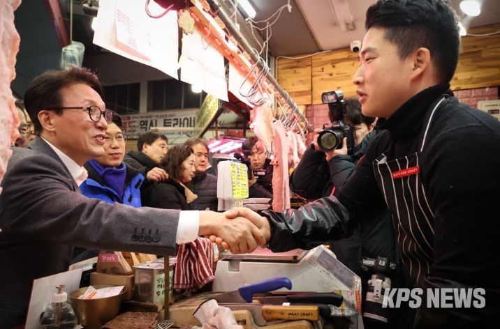 김민석 국무총리가 12일 설을 앞두고 물가를 점검하기 위해 청주 육거리종합시장을 찾아 상인들과 인사를 나누고 있다.