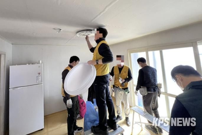 수정인테리어기술전문학원, 수원시 장안구 조원1동 홀몸어르신 가구에 무료 도배 봉사